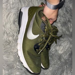 Nike Air Max Motion LW SE Women’s Athletic Shoes. Green